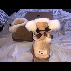 size 10 mini bailey bow uggs